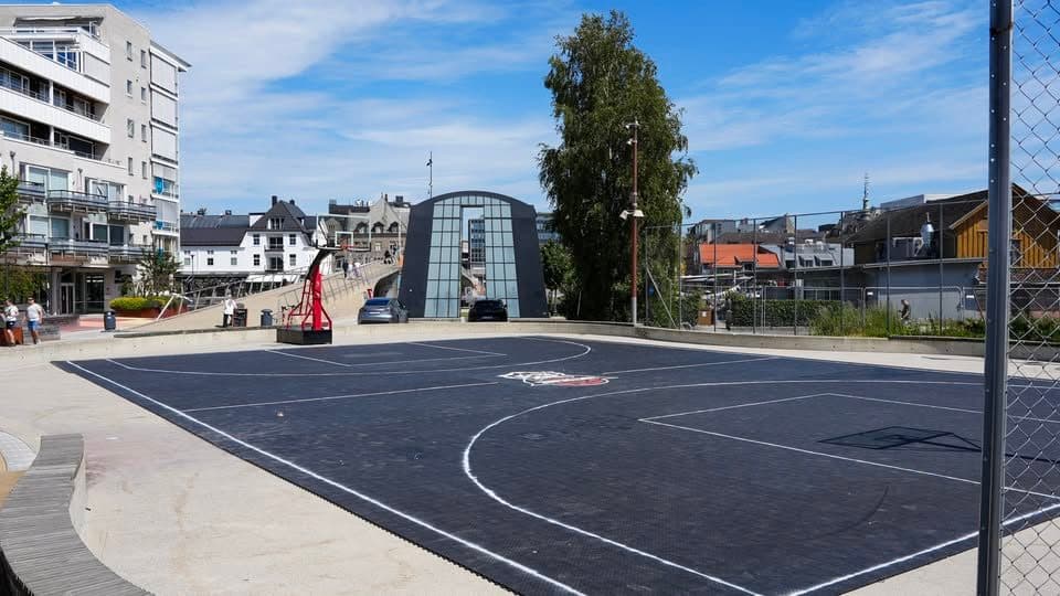 Uxtremes utebane for streetbasket en solskinnsdag.