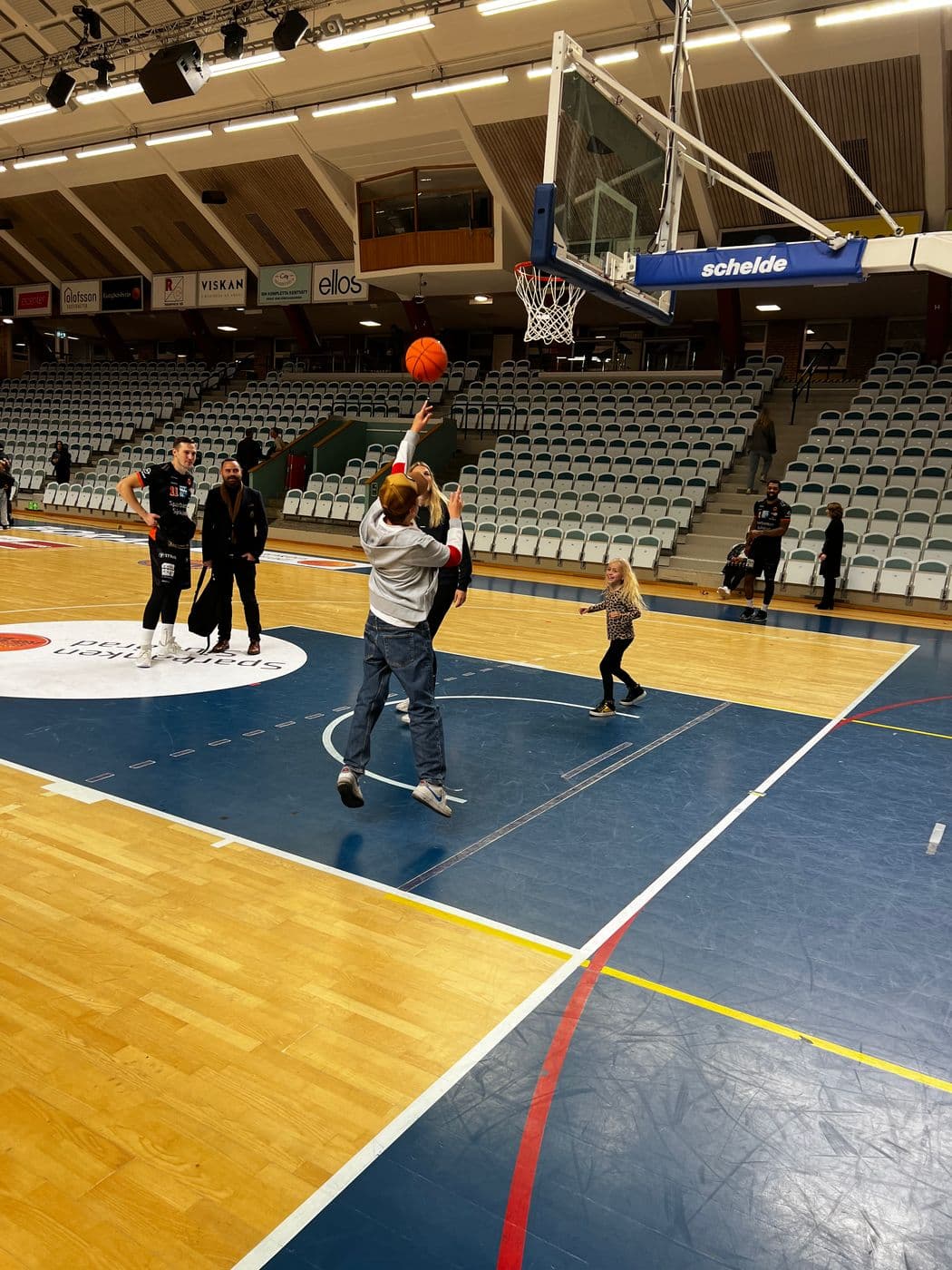 Unge Uxtreme-spillere prøver kurven i en arena i Borås i Sverige.