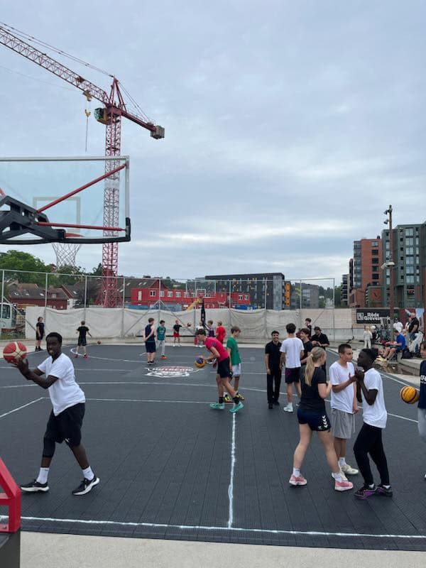 Ungdommer spiller streetbasket på Uxtremes bane på Værstetorvet i Fredrikstad.