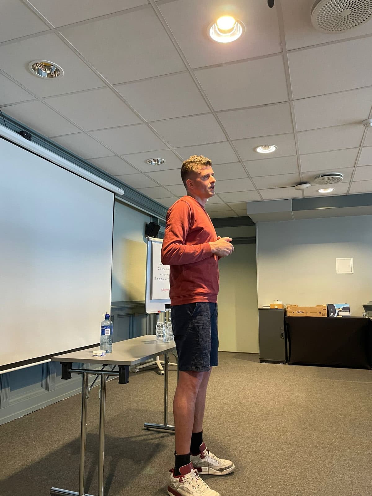 Foredragsholder snakker foran et lerret under en workshop i et av Uxtremes internasjonale prosjekter.