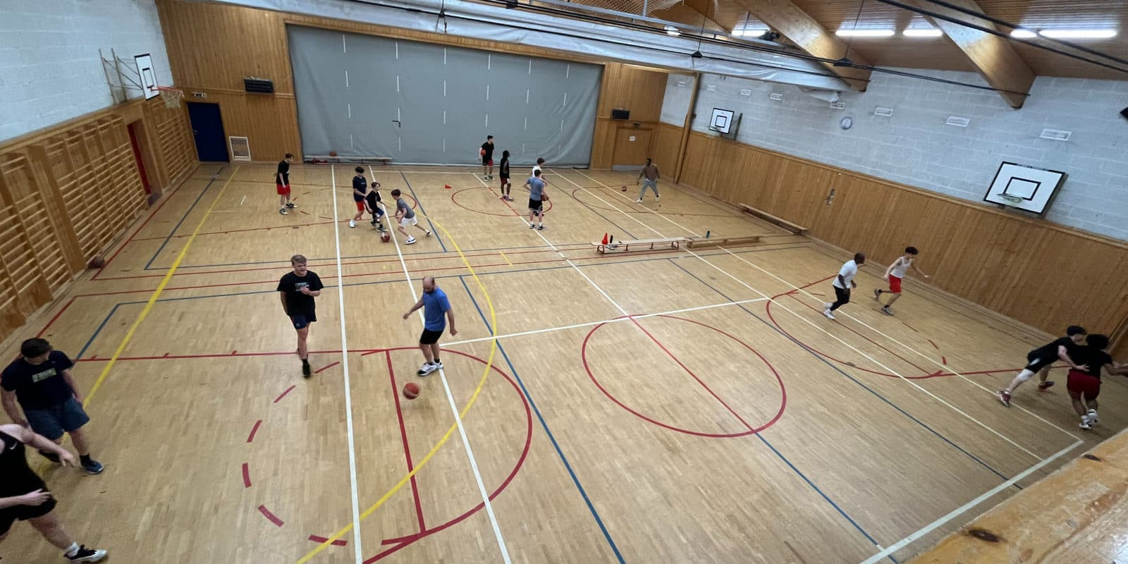 Open Gym i hallen – ungdom spiller basketball