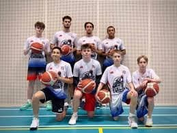 Uxtremes ungdomslag samlet med baller i hallen.