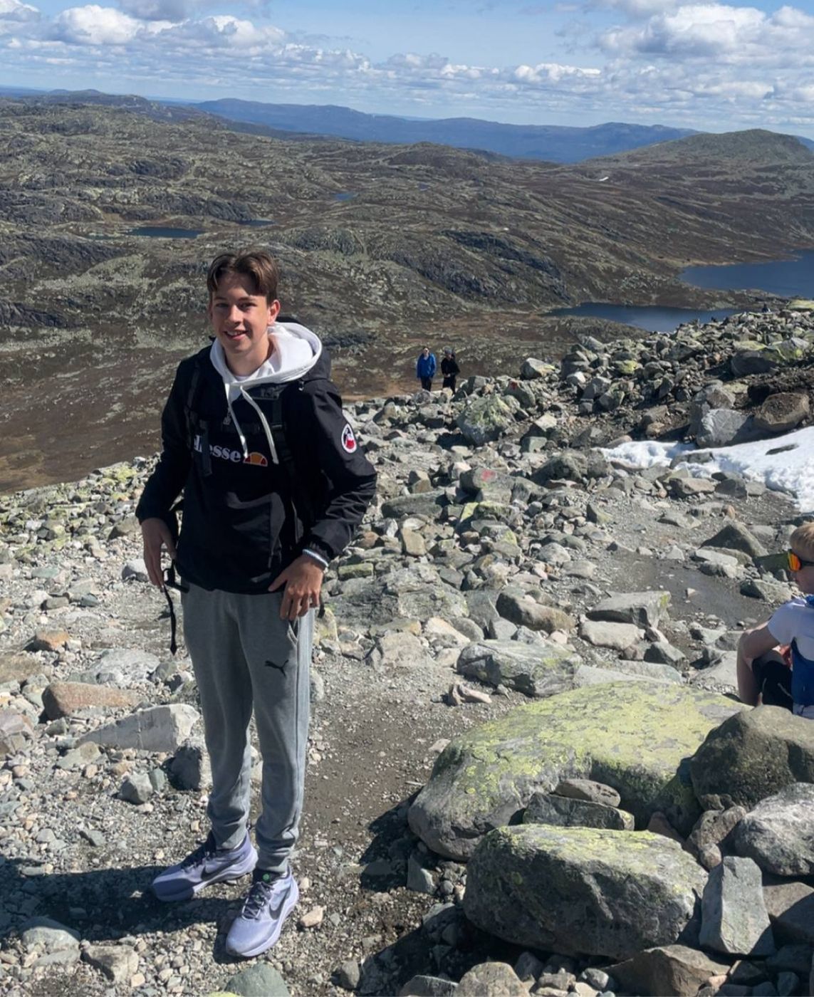 På en tur med laget til Gausta toppen - det er viktig å skape et liv og et lag utenfor baskethallen.