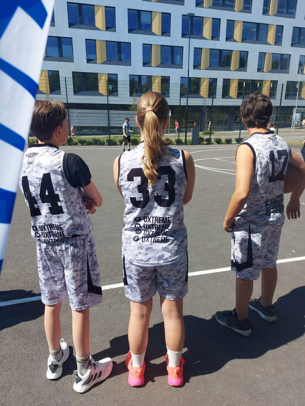 3 glade spillere i UXtreme som venter på neste kamp.